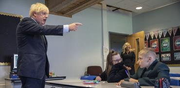 ראש ממשלת בריטניה בוריס ג’ונסון בבית ספר יסודי / צילום: Jack Hill, Associated Press