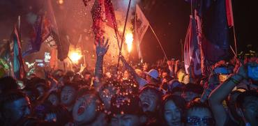 צעירים בפסטיבל מוזיקה במחוז צ'ונגלי בצפון סין. בלי מסיכות ובלי התנצלויות - סין חוגגת ניצחון אסטרטגי במאבק נגד הנגיף / צילום: Ng Han Guan, Associated Press