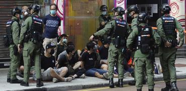 מפגינים יושבים על הקרקע, עצורים ע"י המשטרה בהונג קונג / צילום: Vincent Yu, Associated Press