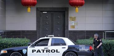 שוטרים מפטרלים סביב הקונסוליה הסינית ביוסטון, יום לאחר ההוראה האמריקאית על סגירתה ב־22 ביולי / צילום: David J. Phillip, Associated Press