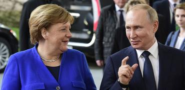 פוטין ומרקל בברלין, ינואר 2020. רוסיה טרם הגיבה לאיום הגרמני / צילום: Jens Meyer, Associated Press