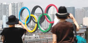 סמל האולימפיאדה בטוקיו. מעט מאוד סוכם מעבר לתאריכים ולמיקום האירועים / צילום: KIM KYUNG-HOON  , רויטרס