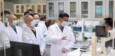 נשיא סין במכון המחקר הרפואי של הצבא בבייג'ין. לומד על התקדמות החיסונים לקורונה / צילום: Ding Haitao, Associated Press
