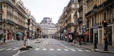 רחוב שומם בפריז בזמן הסגר באפריל. שיעורי תמותה נמוכים ביחס לתחלואה / צילום: BENOIT TESSIER, רויטרס