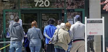 אנשים עומדים בתור מחוץ לשירות התעסוקה ביוטה, ארה"ב / צילום: Rick Bowmer, AP