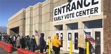 אנשים עומדים בתור להצבעה המוקדמת בבחירות באוהיו / צילום: Andrew Welsh-Huggins, AP