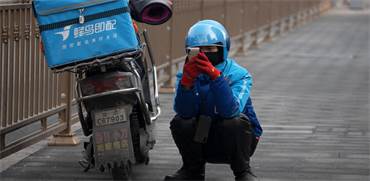 שליח אוכל בבייג'ינג, השבוע / צילום: NG Han Guan, AP