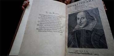 ספר המחזות הראשון של שייקספיר שמכיל 36 ממחזותיו / צילום: Kirsty Wigglesworth, AP