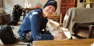 איליה צ'רמניך עם הכלב החדש שלו, בימי הבידוד בבייג'ינג / צילום: איליה צ'רמניך