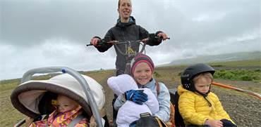 קלייר והילדים ברליוז, מרי לו ופרוסטי בטיול אופניים - המשפחה של איתי כהן שדה  / צילום: תמונה פרטית