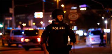 שוטר ליד אזור הפיגוע בווינה / צילום: Leonhard Foeger, רויטרס