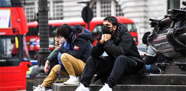 אנשים עם מסכות ברחובות לונדון, בריטניה / צילום: Alberto Pezzali, AP