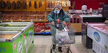 קניות בסופרמרקט בצל חשש נגיף הקורונה / צילום: Mark Schiefelbein, Associated Press