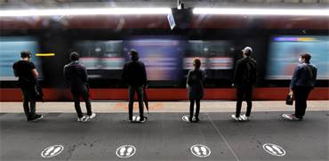 נוסעים מחכים לרכבת תחתית תוך שמירה על מרחק זה מזה בעיר ניס, בצרפת. תושבי המדינה יצאו מהבתים עם הקלת הסגר / צילום: Eric Gaillard, רויטרס