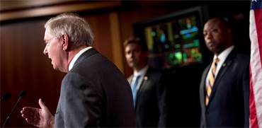 הסנאטור לינדזי גרהאם מדבר על תוכנית החילוץ האמריקאית / צילום: אנדרו הרניק, AP