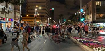 מפגינים צועדים ברחוב אבן גבירול בת"א / צילום: בר לביא, גלובס