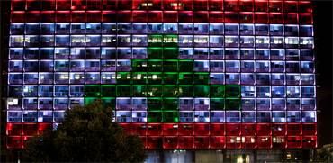 בניין עיריית תל אביב מואר בצבעי דגל לבנון / צילום: NIR ELIAS, רויטרס