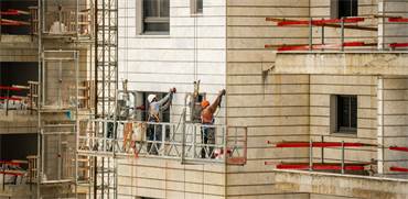 פועלי בניין עובדים באשקלון / צילום: שאטרסטוק