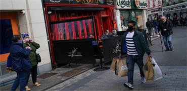 אזרחים עם מסכות בעיר האירית גולוויי / צילום: CLODAGH KILCOYNE, רויטרס