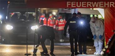 המשטרה והמז"פ הגרמניים חוקרת את זירת הירי  / צילום: מייקל פרובסט, AP