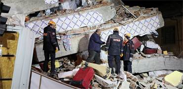 נסיונות חילוץ לאחר רעידת האדמה במחוז אלאזיג בטורקיה / צילום: Sertac Kayar, רויטרס
