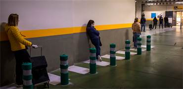 נשים מחכות בתור למכולת בברצלונה, ספרד / צילום: Emilio Morenatti, AP