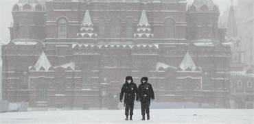 שוטרים צועדים בכיכר האדומה הריקה במוסקבה לאחר שהוטל סגר כללי על העיר / צילום: Pavel Golovkin, AP