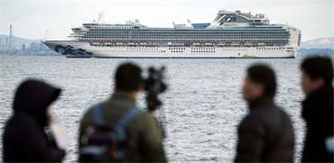 ספינת קרוז מול יפן עליה נמצאו נוסע חולה והרשויות לא מאשרות להוריד את הנוסעים / צילום: 	STF, AP