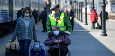 אזרחים רוסיים עם מסכות במוסקבה / צילום: AP Photo, AP