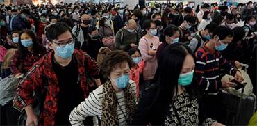 נוסעים בנמל התעופה בהונג קונג. אופן זרימת החדשות ישפיע על היקף השיתוק הכלכלי 
צילום: AP - Kin Cheung
