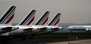 מטוסי אייר פראנס חונים בנמל התעופה בפריז. מגפת הקורונה צמצמה משמעותית את היקפי הטיסות / צילום: Christophe Ena, AP