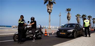 אכיפה משטרתית לפני כניסת יום כיפור בתל אביב / צילום: Corinna Kern, רויטרס