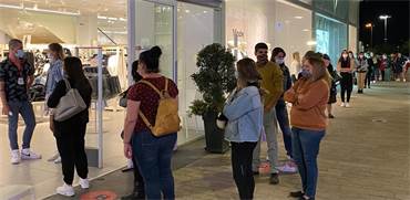 תור של אנשים שמחכים להיכנס לחנות H&M / צילום: ביג מרכזי קניות