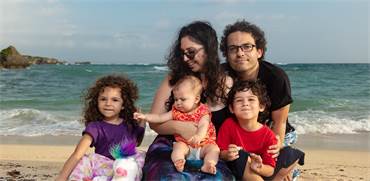 יאשה ורדה ניימן עם הילדים איתי, אביגל ואיילת על החוף באוקינאווה  / צילום: Ellis Photos Lab