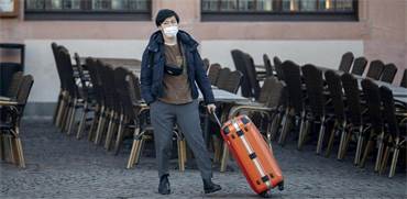 תייר אסייתי בגרמניה עם מסיכת פנים / צילום: מייקל פרובסט, AP