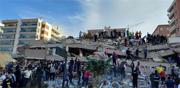 פינוי פצועים מהריסות בניין בטורקיה / צילום: Tuncay Dersinlioglu, רויטרס