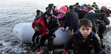 פליטים מגיעים מטורקיה לאי לסבוס בסירת גומי / צילום: מייקל וארקאלאס, AP