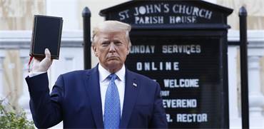טראמפ מחזיק תנ"ך מחוץ לכנסיית הקדוש ג'ון / צילום: Patrick Semansky, AP