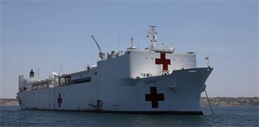 בתי חולים צפים על המים: ספינות רפואיות של צבא ארה"ב יטפלו בחולי קורונה / צילום: Mariana Bazo, רויטרס