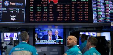 סוחרים מודאגים בוול סטריט צופים בנשיא טראמפ / צילום: Mark Lennihan, Associated Press