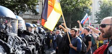 שוטרים עומדים מול הפגנת מתנגדי הקורונה בברלין / צילום: Christian Mang, רויטרס