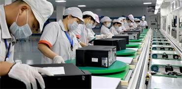 עובדי מפעל מחשבים בסצ’ואן. מכירות המחשבים הסיניים זינקו 
צילום: רויטרס-Zhou Songlin
