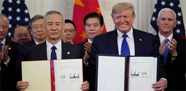 טראמפ וסגן נשיא סין חותמים על הסכם סחר / צילום: רויטרס, Kevin Lamarque
