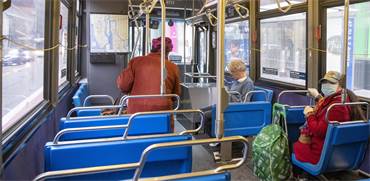 נוסעים באוטובוס בניו יורק / צילום: Mary Altaffer, AP