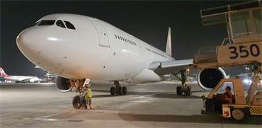 בצבע לבן וללא לוגו. מטוס חברת "איתיחאד איירווייז" / צילום: דוברות רשות שדות התעופה