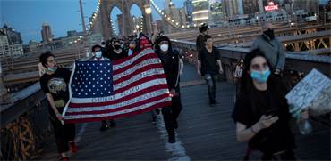 הפגנה בניו יורק נגד אלימות משטרתית בעקבות מותו של ג'ורג' פלויד / צילום: Wong Maye-E, AP