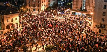 אלפים מפגינים בבלפור נגד נתניהו / צילום: בן כהן