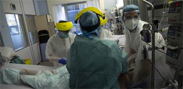 צוות רפואי מטפל בחולה קורונה בבית חולים / צילום: Francisco Seco, AP