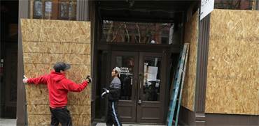 מסעדה סגורה בסיאטל. בעל המסעדה חוסם את החלונות כדי למנוע ביזה / צילום: Ted S. Warren, AP