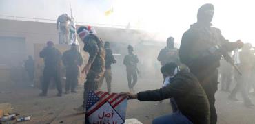 תומכי מיליציות שיעיות פרו־איראניות מול שגרירות ארה"ב בבגדד  / צילום: רויטרס, WISSM AL-OKILI